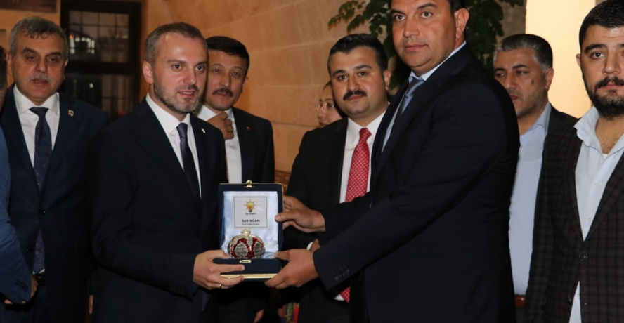 Kandemir’e ‘Karaköprü İlçe'nin Sembölü Nar Biblosu  takdim edildi.